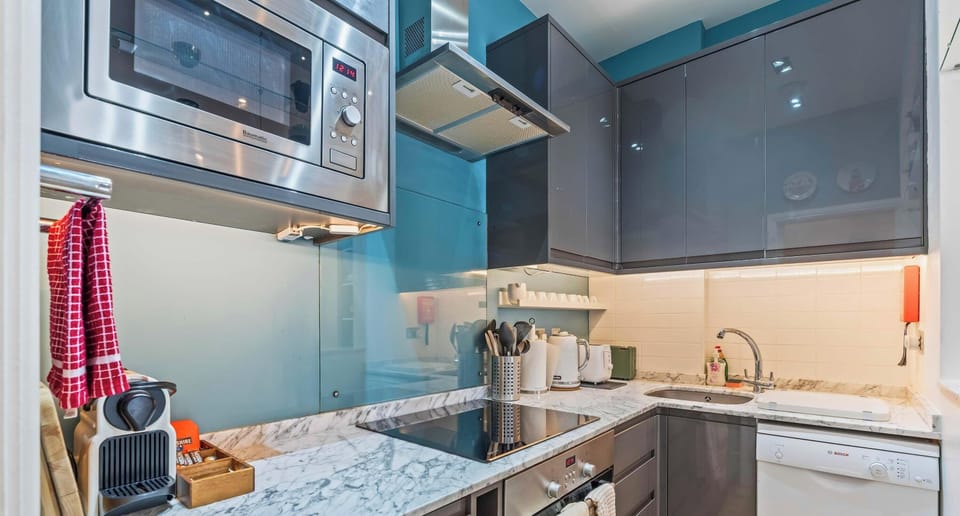 FULLY EQUIPPED KITCHEN WITH MODERN APPLIANCES