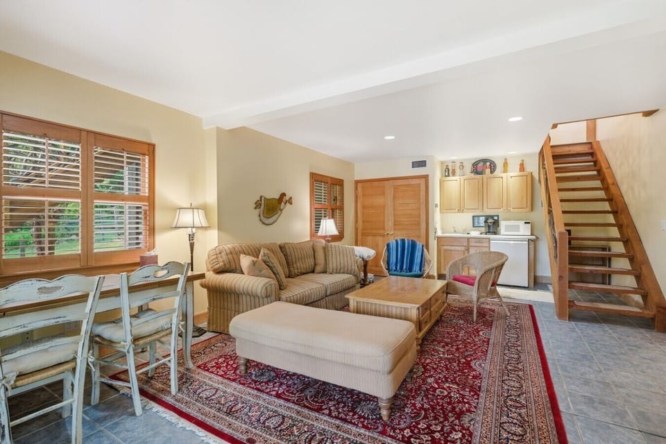 Living Room 2 | Coffee Table & Lounge Seating | Work Nook
