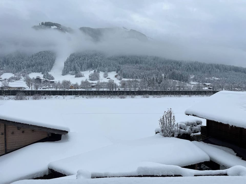 Book a vacation apartment in the Brixental with balcony, snowy mountain views and a good location for ski vacations near ski bus and gondola.