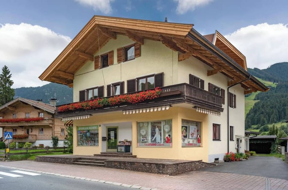 Book a vacation apartment in the Brixental with balcony, sauna, parking and a good location near ski bus, gondola, hiking trails and village center.