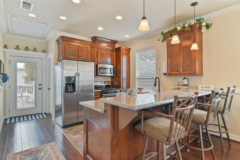 Ample storage & counter space for all your cooking needs