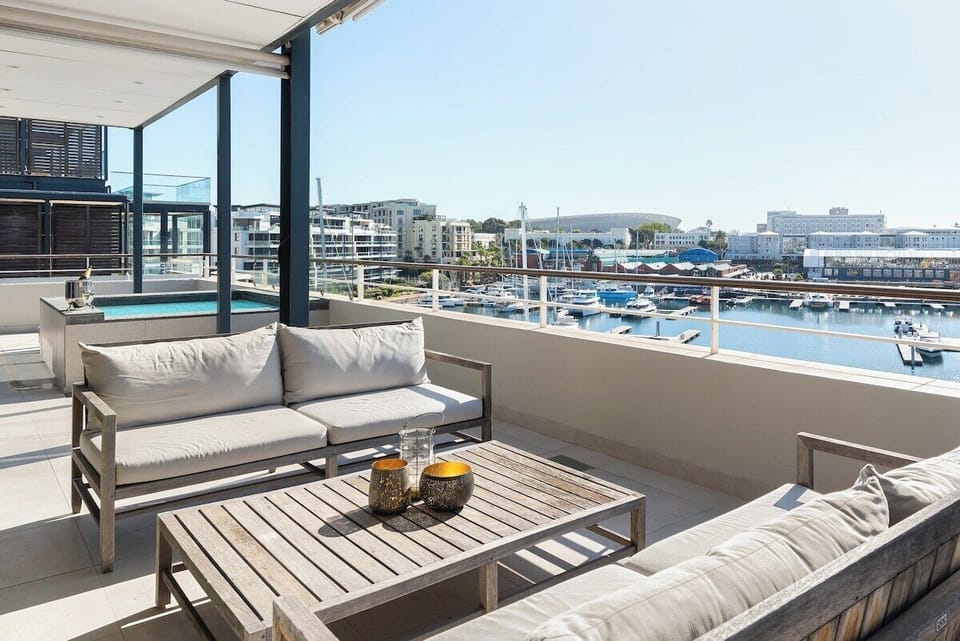 "...stunning large apartment overlooking the waterfront where there are loads of great restaurants and shops. It was handy also to have the gym and pool on site..." 