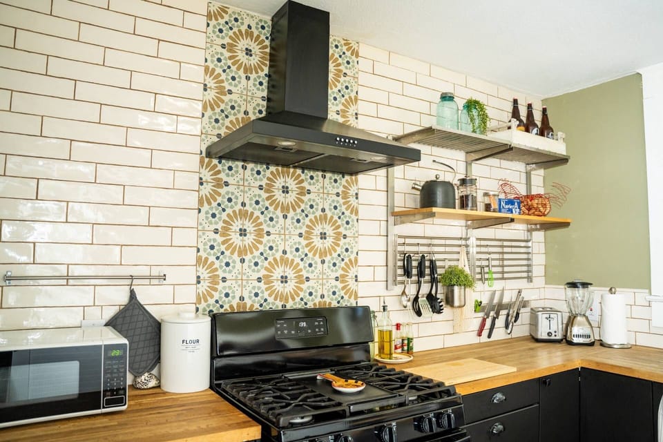 Prepare everything from quick breakfasts to family dinners in the fully equipped kitchen with gas stovetop to make cooking fast and simple!