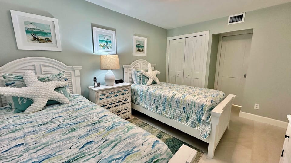 Spacious closet; en-suite bathroom.