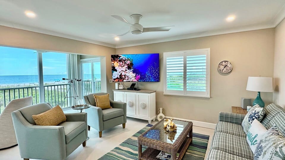Seating for 6, gulf views, Smart TV.