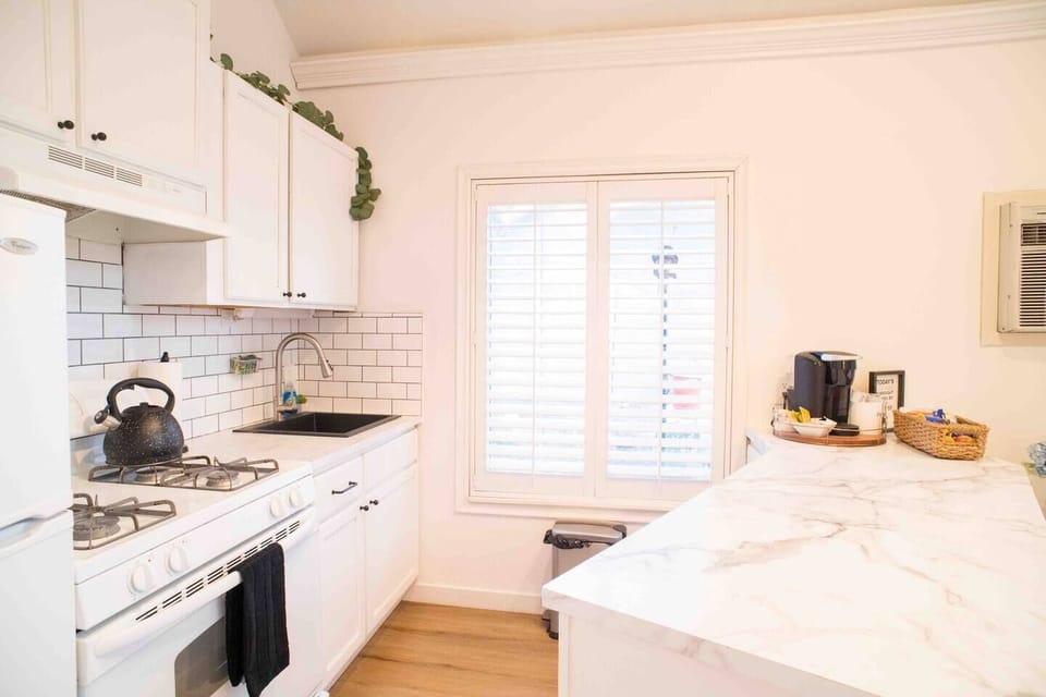 Bright Full kitchen.