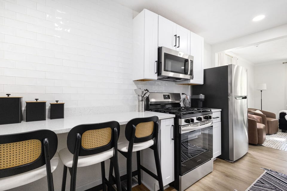 breakfast bar with plenty of space for a coffee, or work on the laptop