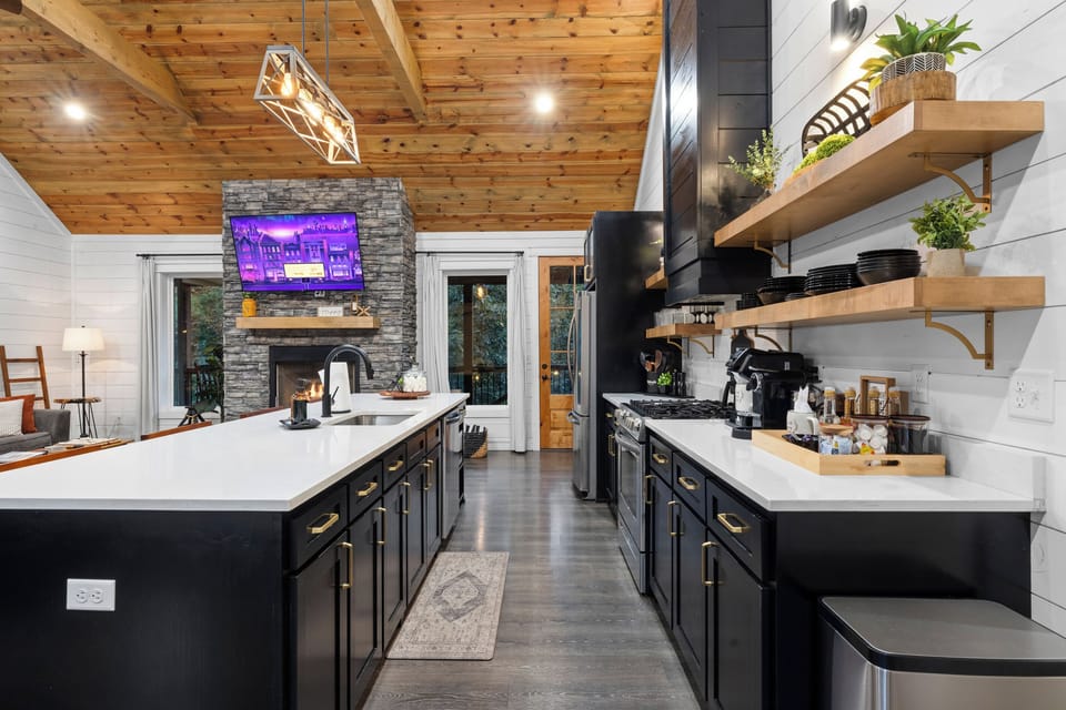 A fully equipped kitchen for slow breakfasts, late-night snacks, and dinners made together.