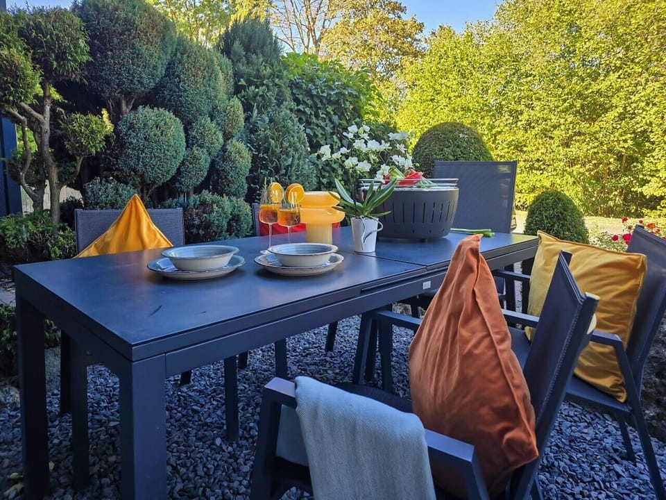Private Terrasse im Grünen mit Essbereich und Grill für entspannte Stunden