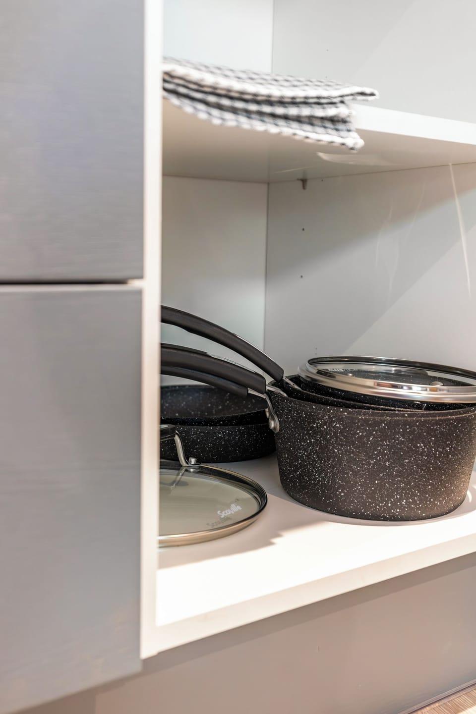 Good quality pans provided. 