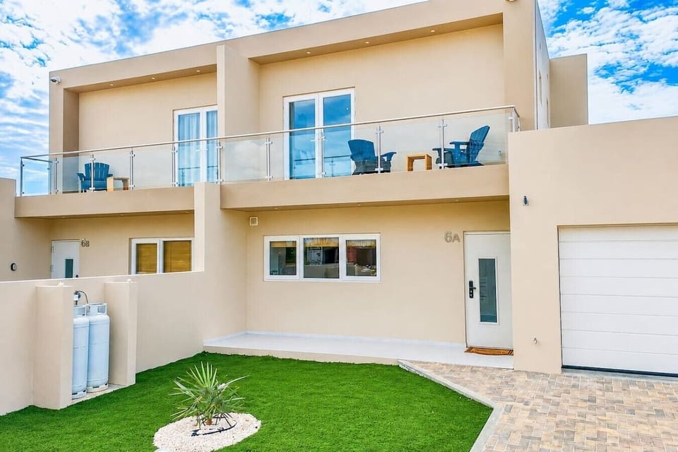 Villa Twin A and B: Enjoy the private grassy yard and covered outdoor area, perfect for relaxing, having a drink, or spending time together outside.