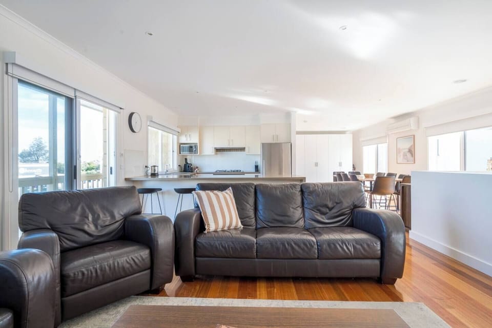 Stretch out in the seamless lounge-to-dining zone, where natural light pours through sliding doors, inviting conversation, card games, or relaxed afternoons with loved ones.