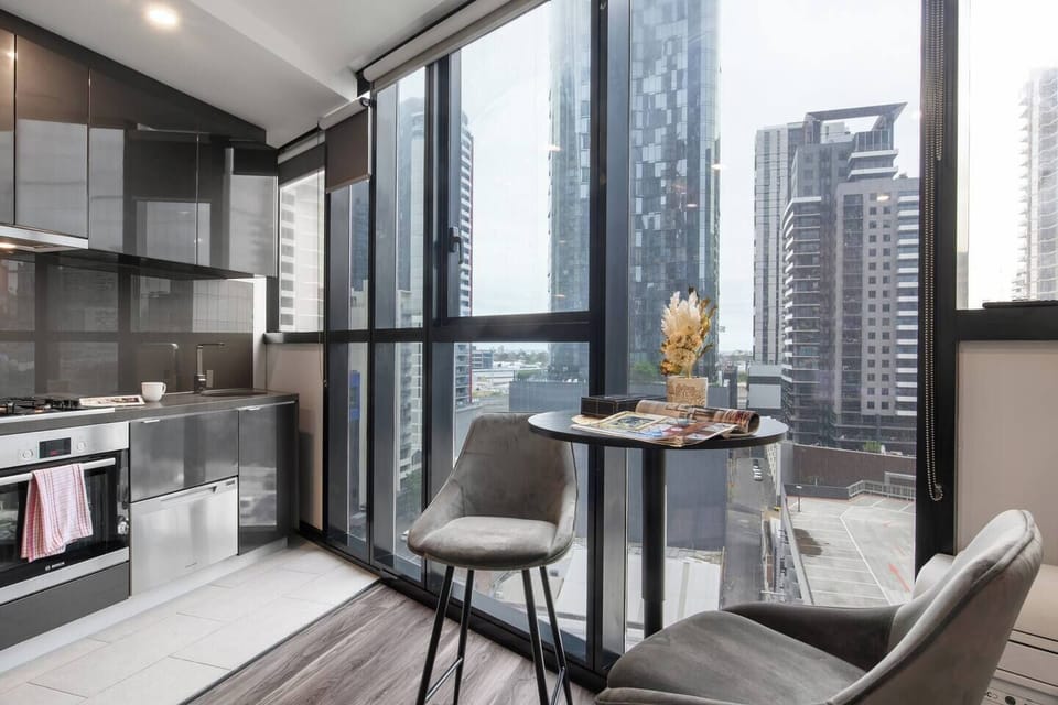 Enjoy breakfast, wine, or a quick bite at the dining nook with stunning views across the Southbank.