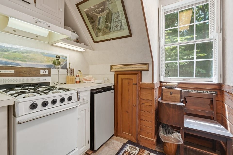 Kitchen | Gas Stove | Natural Light