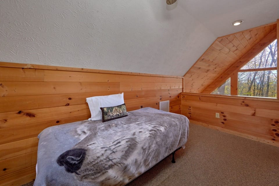 Twin Bed in Loft Sleeps 7