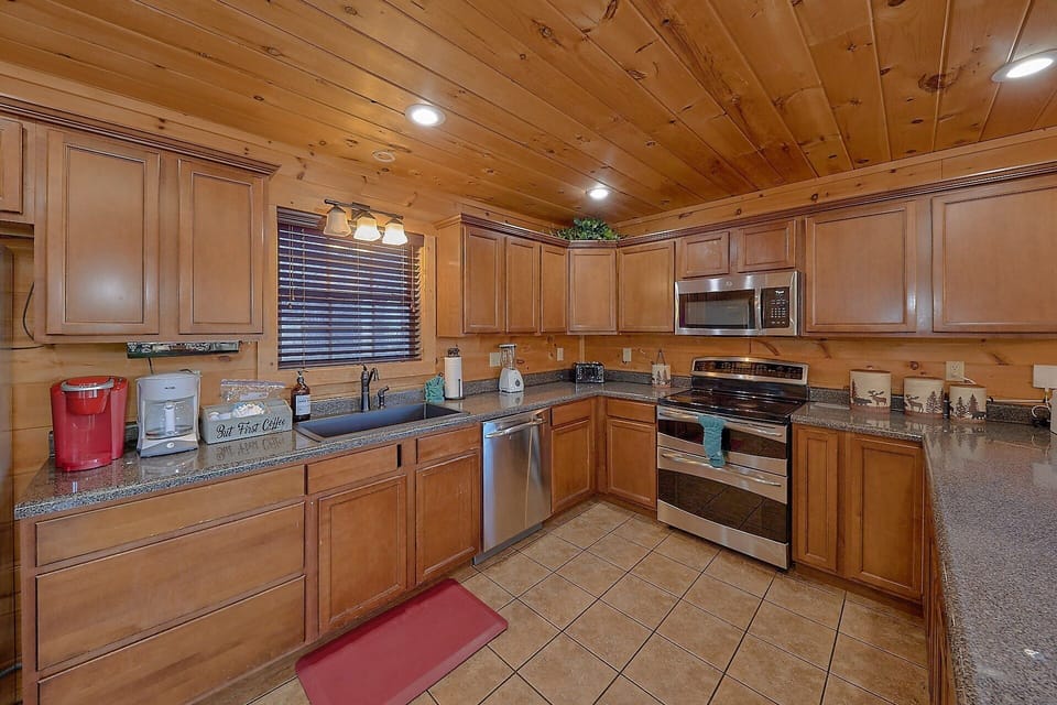 5 bedroom luxury cabin with Full Kitchen
