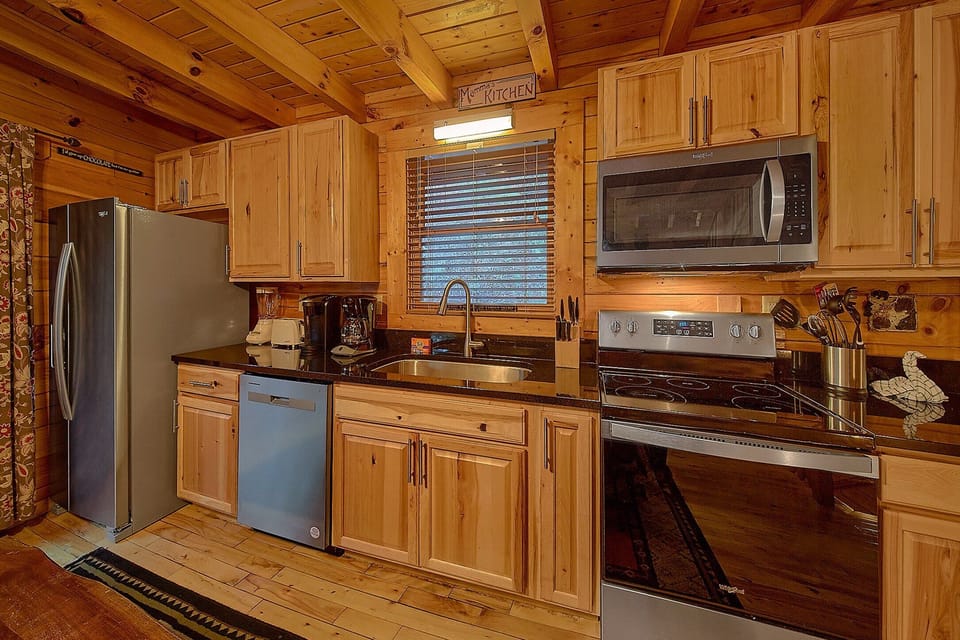 Spacious cabin with full kitchen and dining room