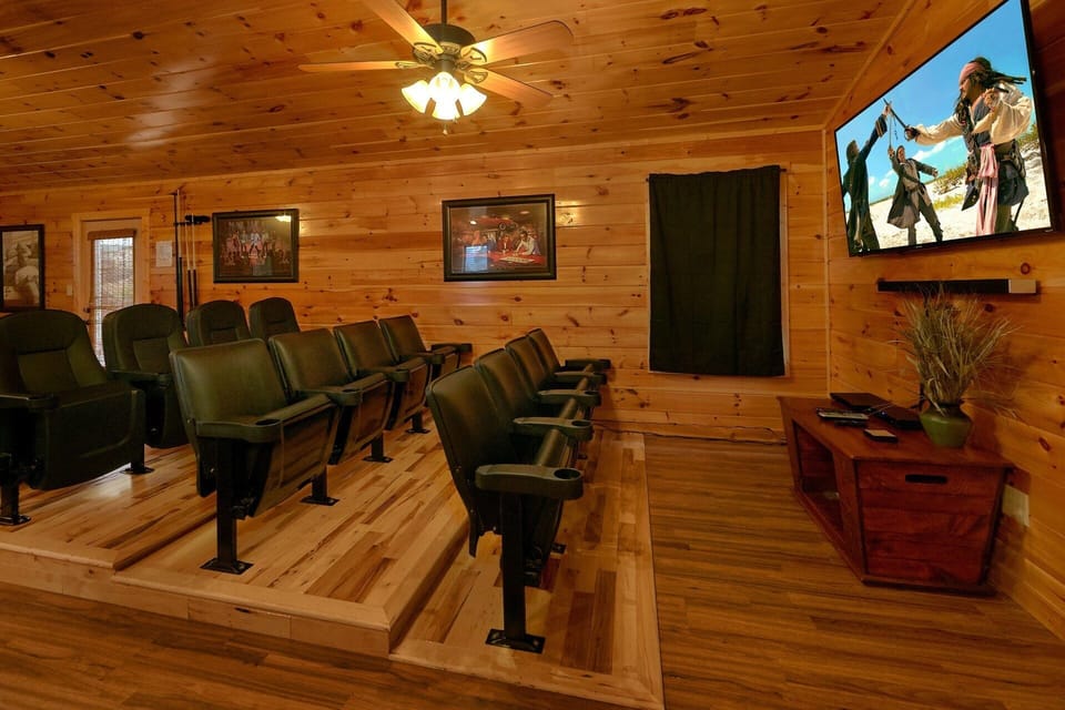 Large Theater Room in 6 bedroom cabin