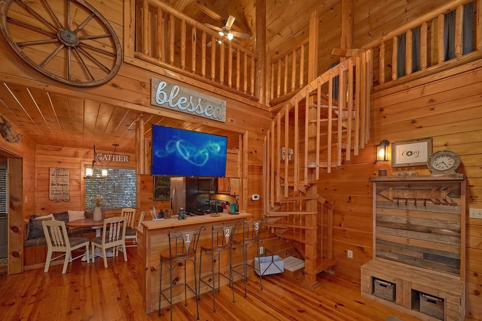 2 Bedroom 2 Bath Cabin Sleeps 9