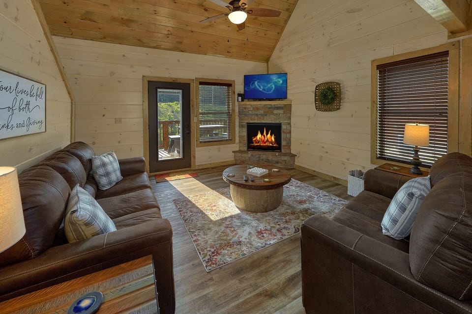 4 Bedroom 4 Bath Cabin Sleeps 14