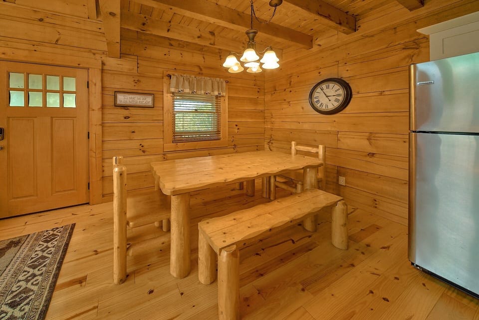 Luxury Cabin with Full Size Dining Area