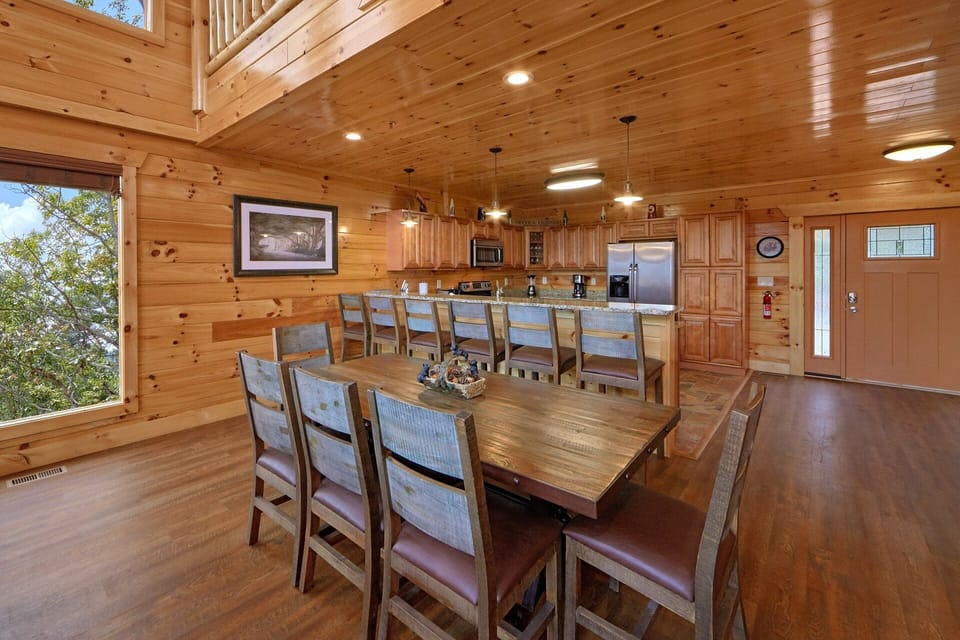 Cabin with Full size dining room and Kitchen