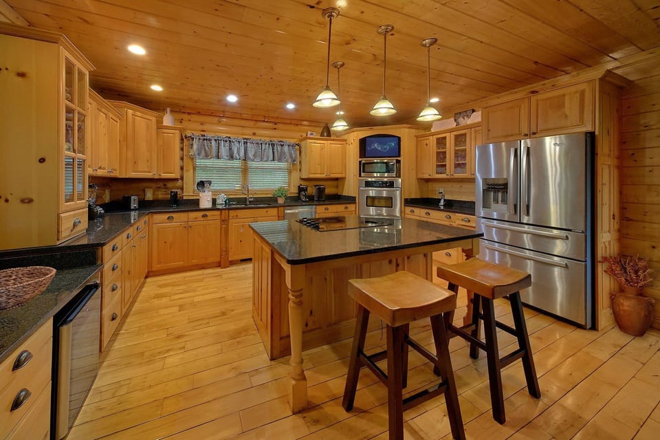 5 bedroom Gatlinburg cabin with full kitchen