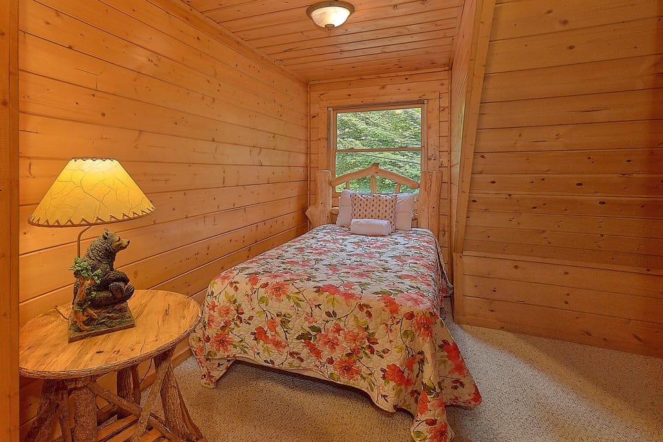 Large Bedroom with Queen and Twin Bed