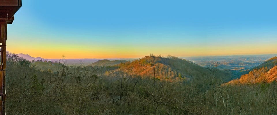 Spectacular Views 2 Bedroom Cabin Sleeps 6
