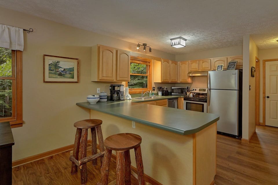 Rustic 2 bedroom cabin with Full Kitchen