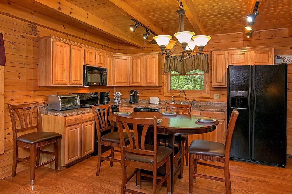 Spacious 3 bedroom Cabin with Full Kitchen