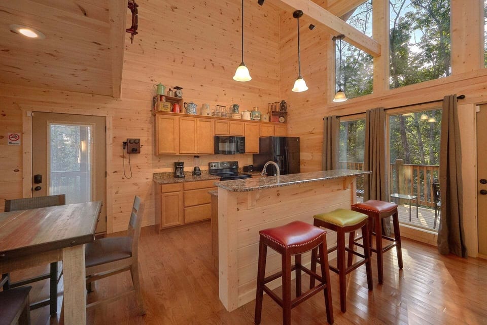 2 Bedroom Swimming Pool Cabin in Pigeon Forge
