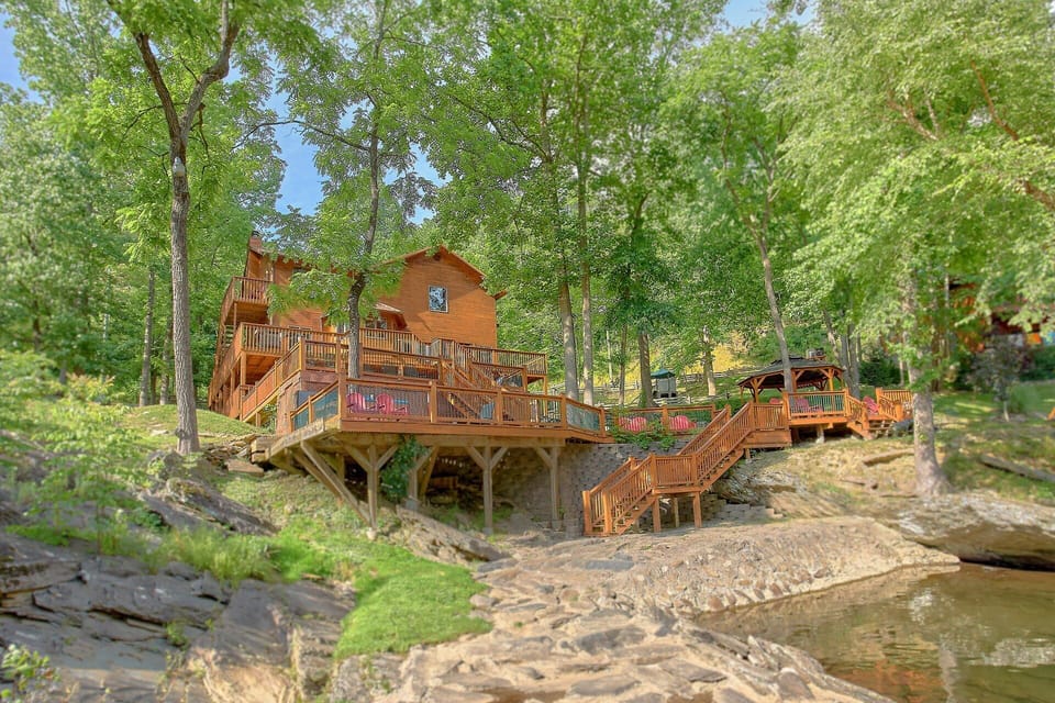 6 Bedroom Cabin Sleeps 20 On The River