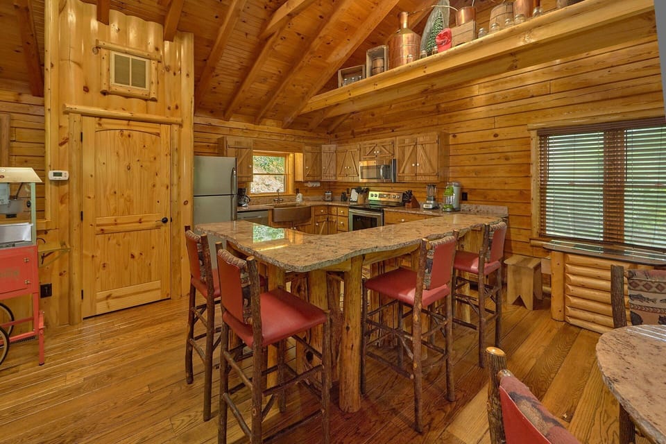 2 bedroom cabin with dining room for 10