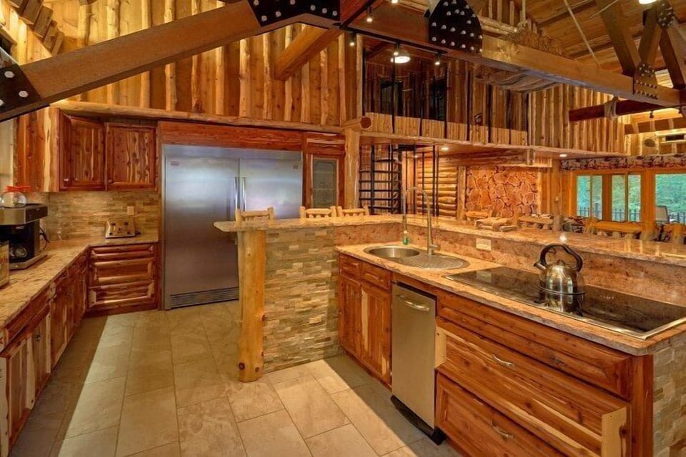 6 Bedroom Cabin with Spacious, Modern Kitchen