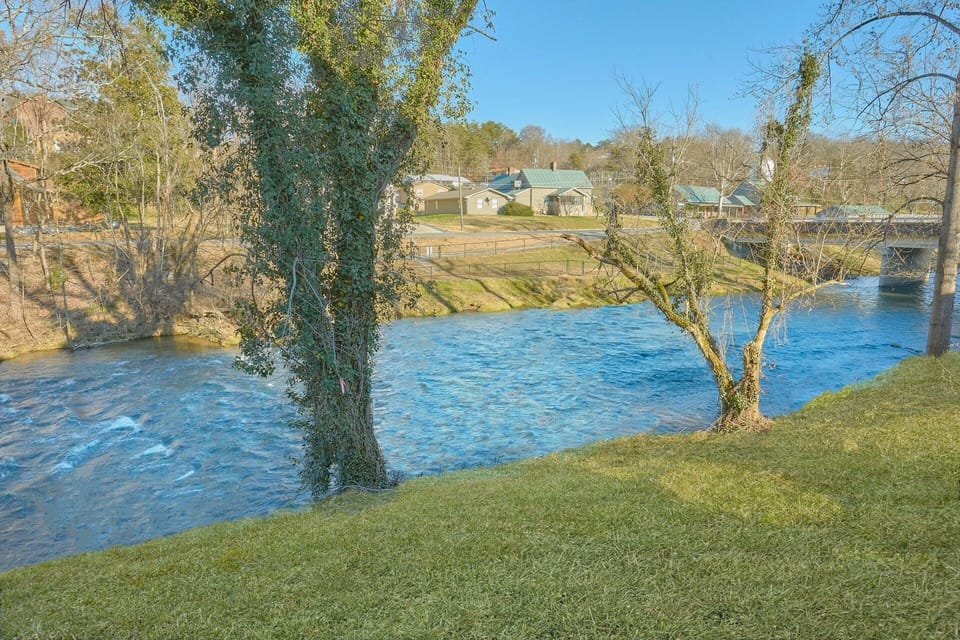 RIver View from 2 Bedroom Luxury Cabin