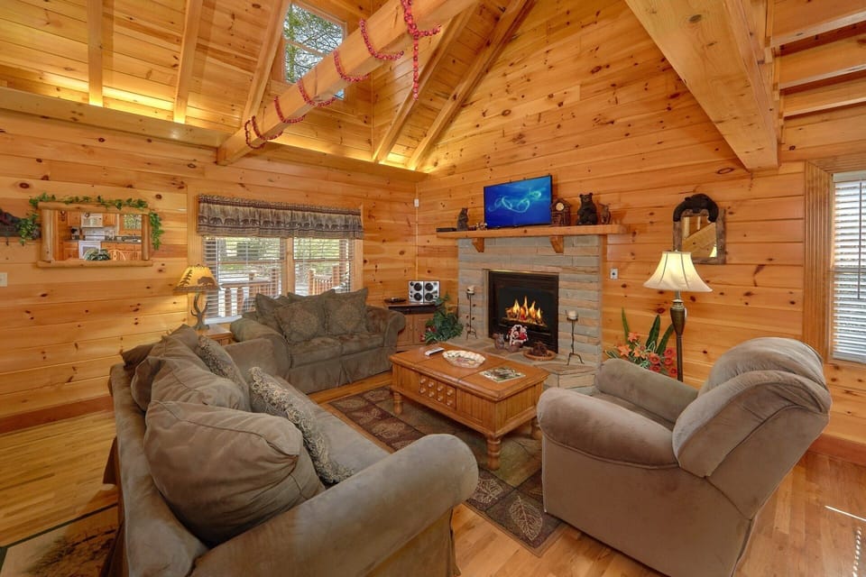 3 Bedroom Cabin with Living Room and Fireplace
