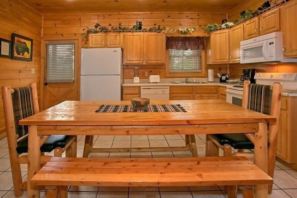 Cabin with Large Dining Table and seating for 8