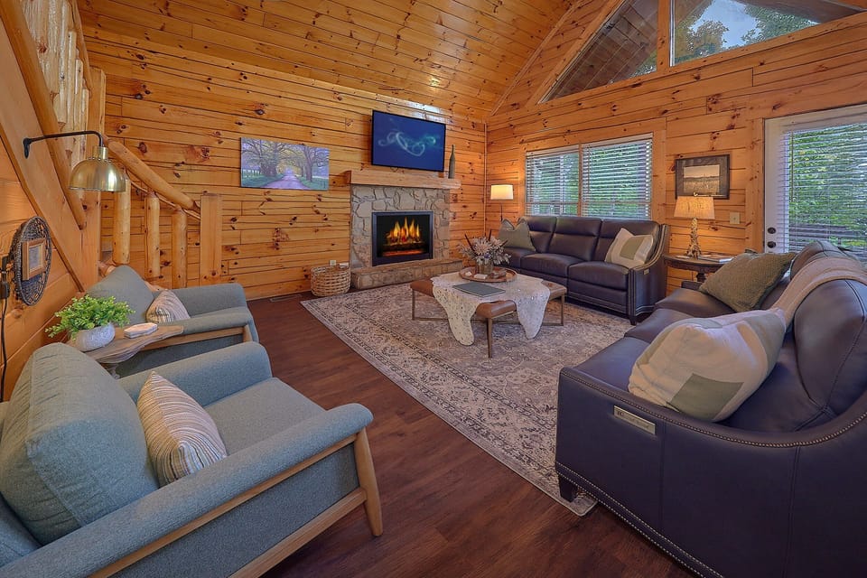 7 Bedroom Cabin with Fireplace in Living Room