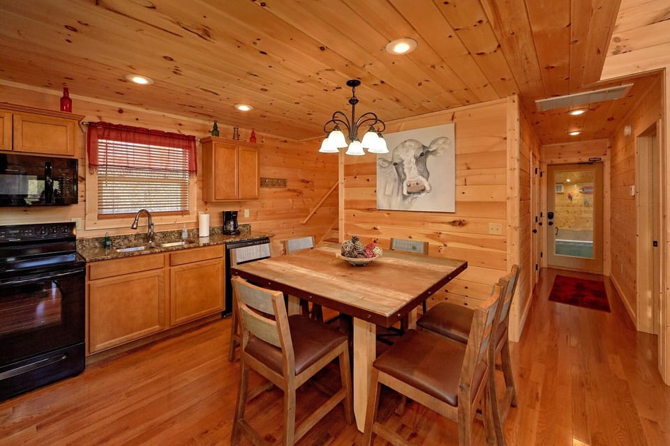 Large Open Kitchen 2 Bedroom Cabin Sleeps 6