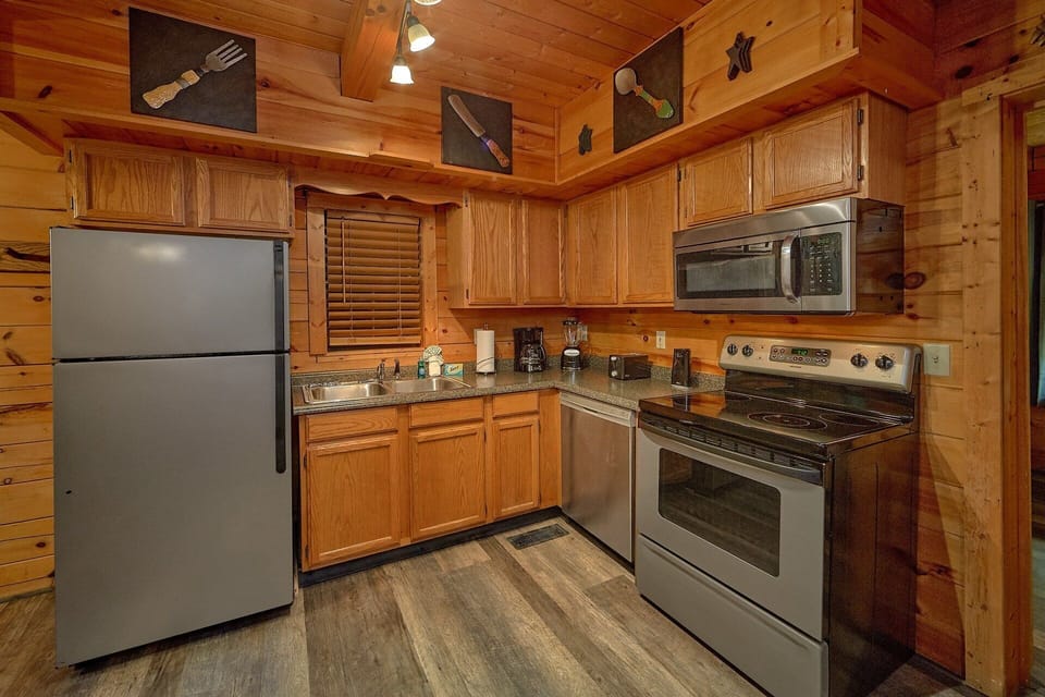 2 Bedroom cabin with Modern, Full Kitchen