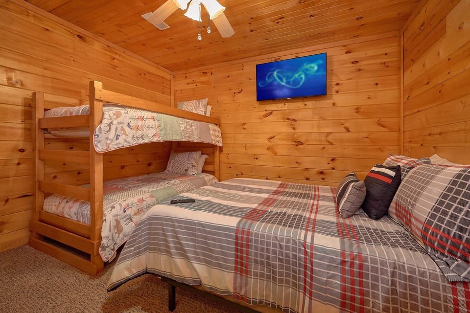 Wears Valley 4 Bedroom Cabin Sleeps 14