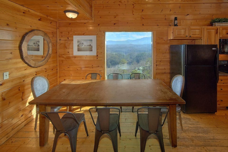 Spacious 4 Bedroom Cabin On The Rocks Sleeps14