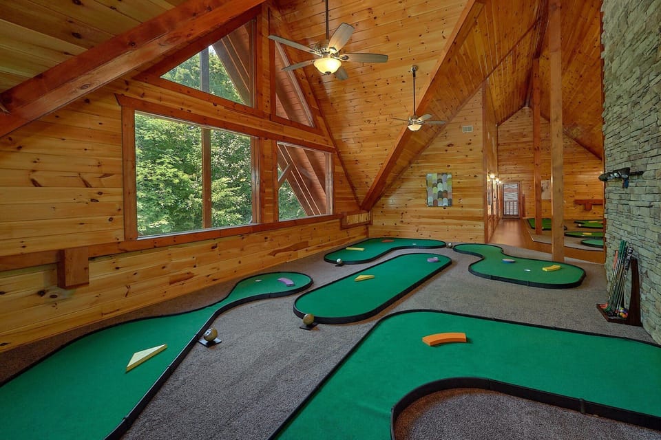 9 hole putt putt game in 11 bedroom cabin rental