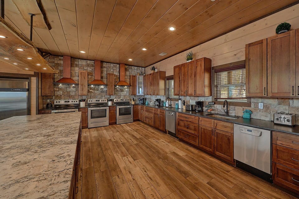 15 bedroom cabin with 3 stoves and 2 dishwashers