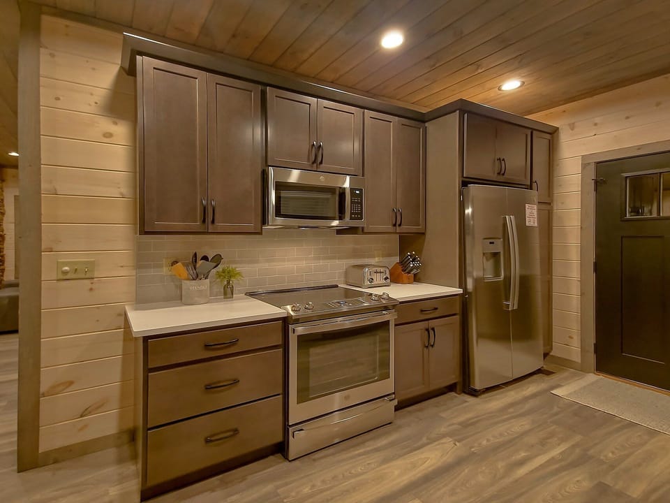 2 bedroom luxury cabin with full kitchen
