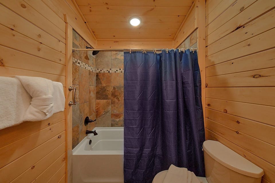 Gatlinburg cabin with 3 bedrooms and 3 baths