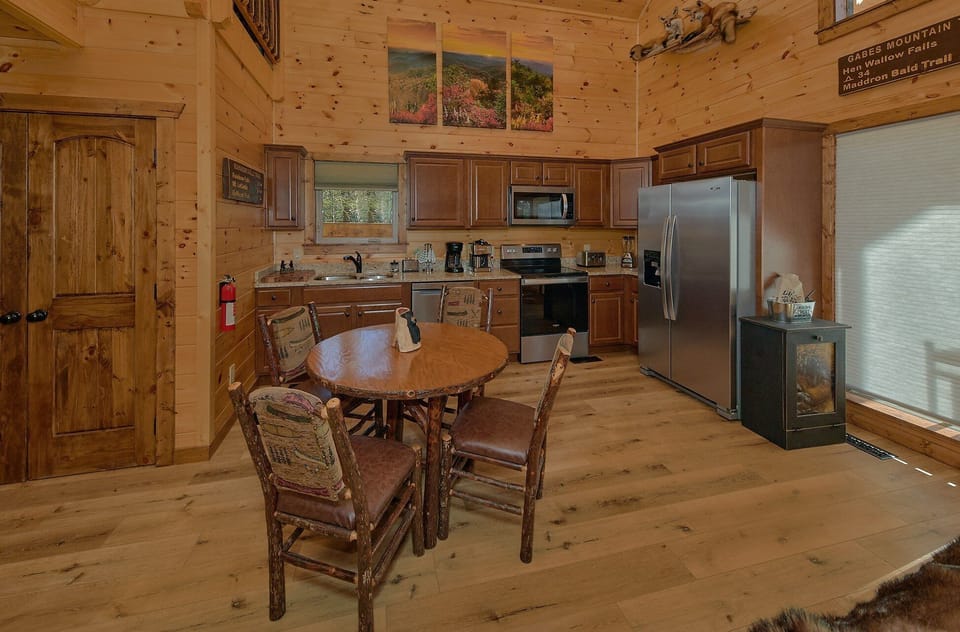 Lazy Bear Log Cabin Sleeps 6