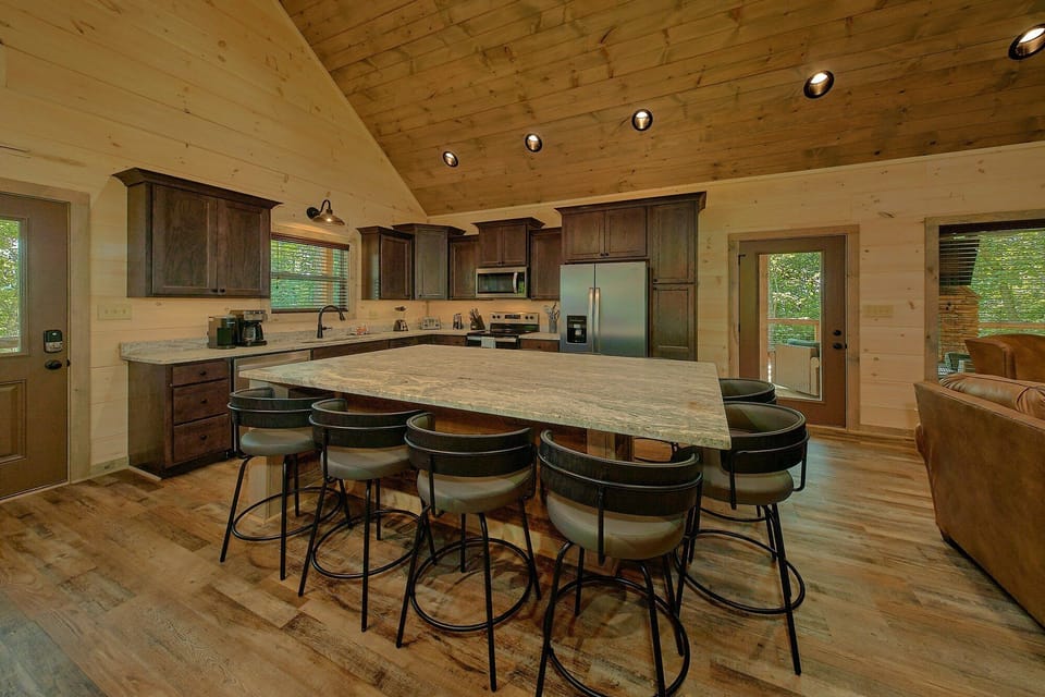 Private 4 bedroom cabin with dining room for 12