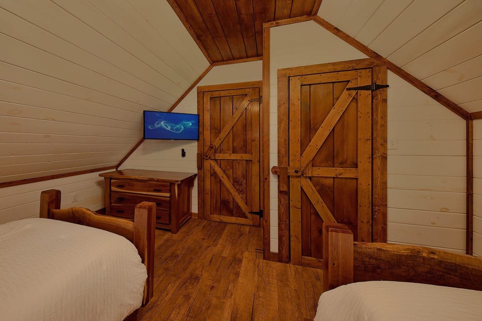 Twin Bedroom with Cable TV and WiFi